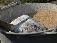 Base de agregado compactado preparada para adoquines y pasto artificial en Roseville